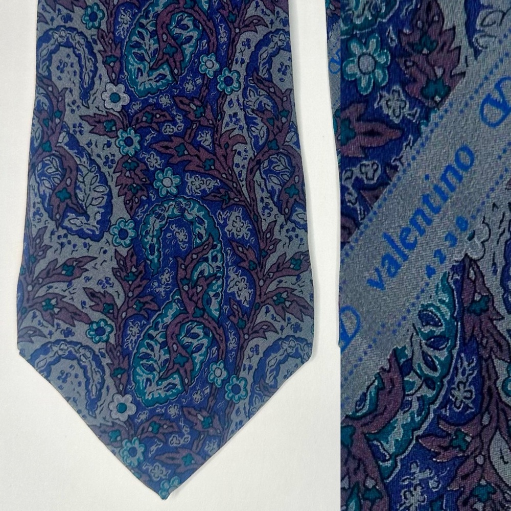 Vintage VALENTINO CRAVATTE Authentic Blue Purple Paisley Classic Silk Tie 3.25” - Picture 8 of 8
